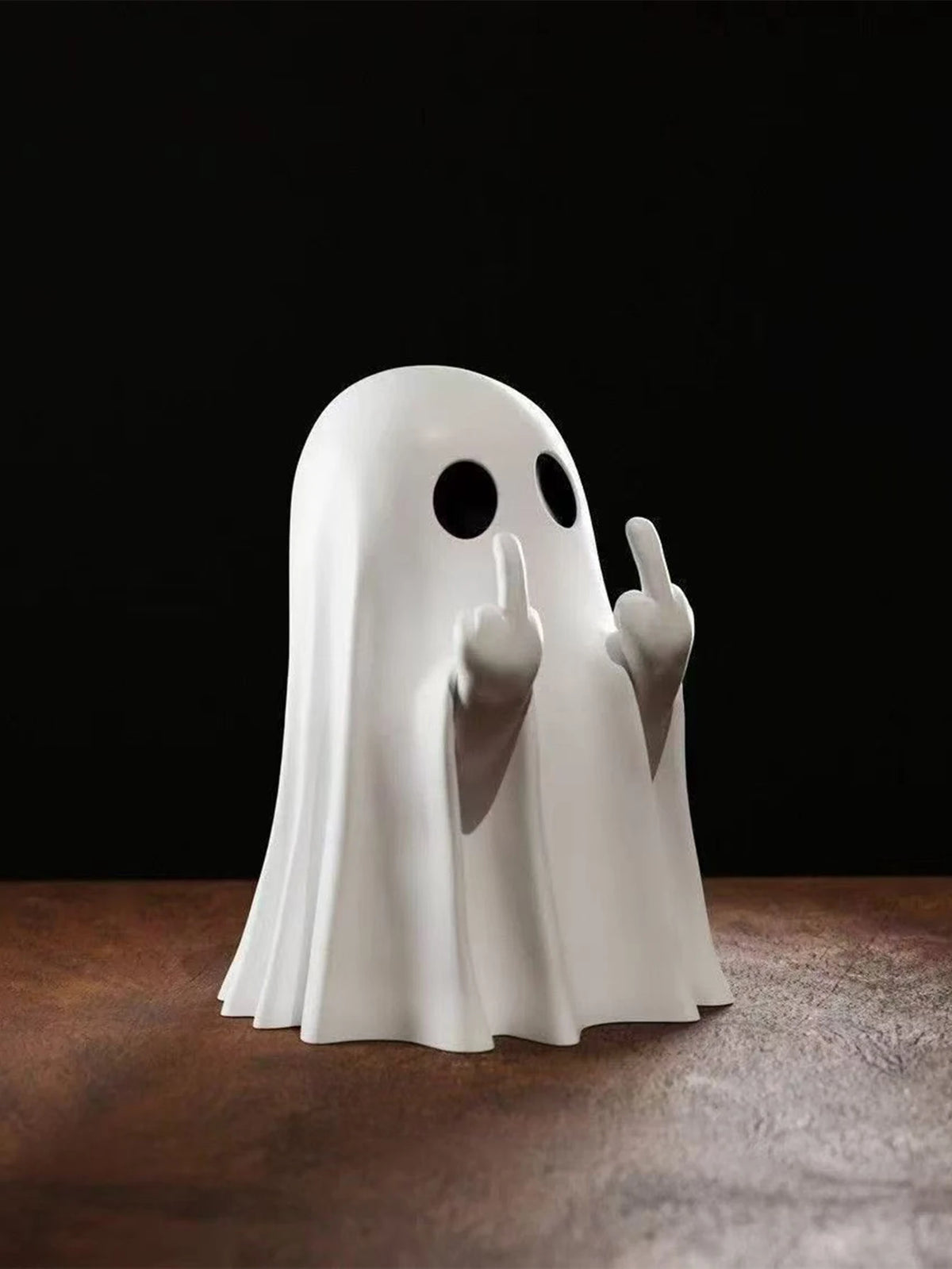 Middle Finger Ghost Statue — 7.5cm Spooky Halloween Desk Decoration & Novelty Gift