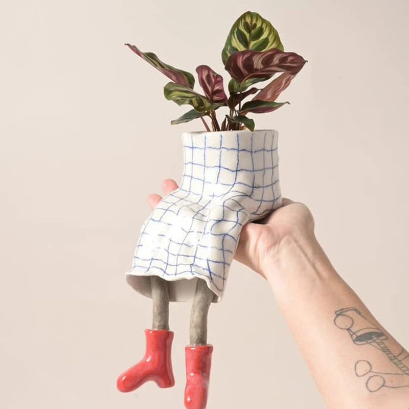Leggy Resin Sitting Planter – Cute Cantilevered Flowerpot for Plant Lovers