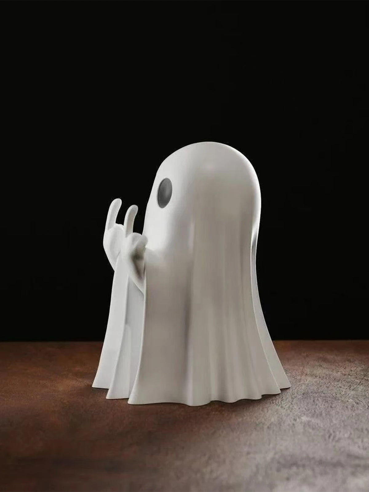 Middle Finger Ghost Statue — 7.5cm Spooky Halloween Desk Decoration & Novelty Gift