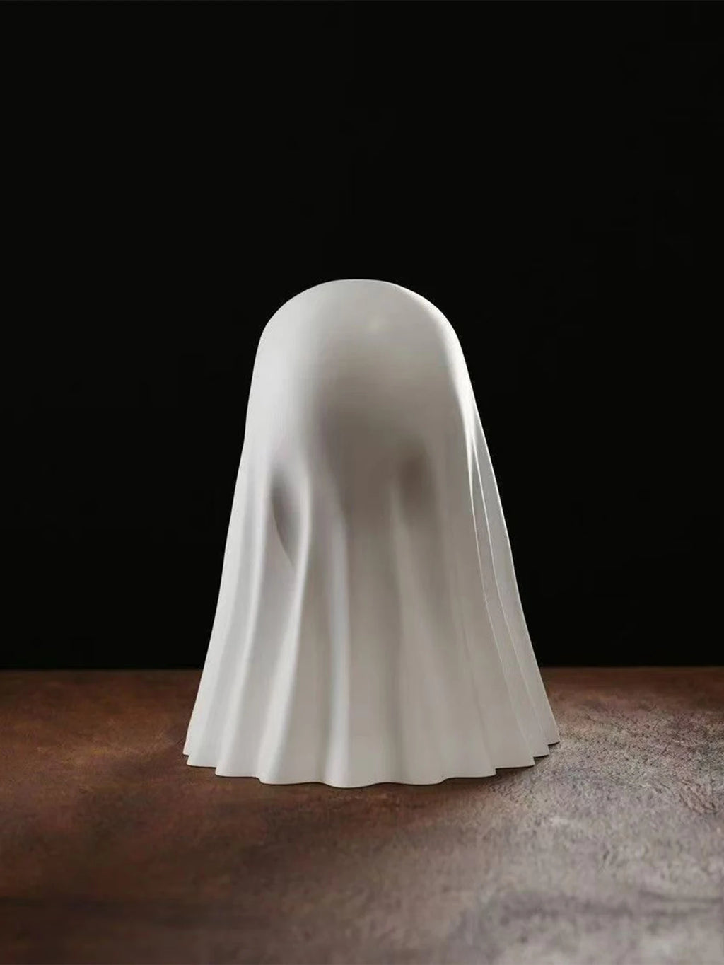 Middle Finger Ghost Statue — 7.5cm Spooky Halloween Desk Decoration & Novelty Gift